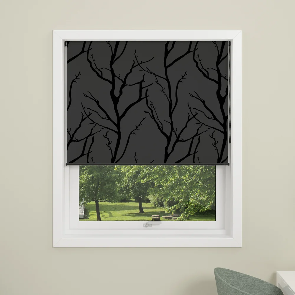 DEBEL RULLEGARDIN TREE LYSTETT GRÅ 140X175 v:2693969 DEBEL RULLEGARDIN TREE LYSTETT GRÅ 140X175 v:2693969