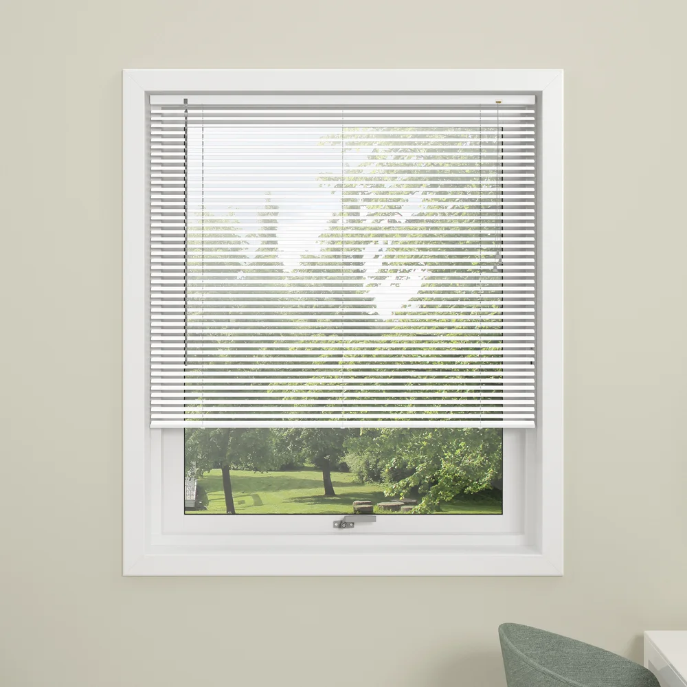 DEBEL ALUPERSIENNE TWIST 25MM HVIT 110X220 v:5379447 DEBEL ALUPERSIENNE TWIST 25MM HVIT 110X220 v:5379447